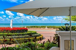 Property grounds - Luxury Oceanfront Villa near The Ritz  Pool & Stunning Views (Noord)