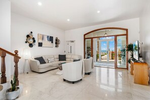 Smart TV, books, offices, printers - Luxury Oceanfront Villa near The Ritz  Pool & Stunning Views (Noord)