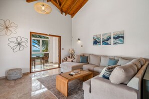 Smart TV, books, offices, printers - Luxury Oceanfront Villa near The Ritz  Pool & Stunning Views (Noord)