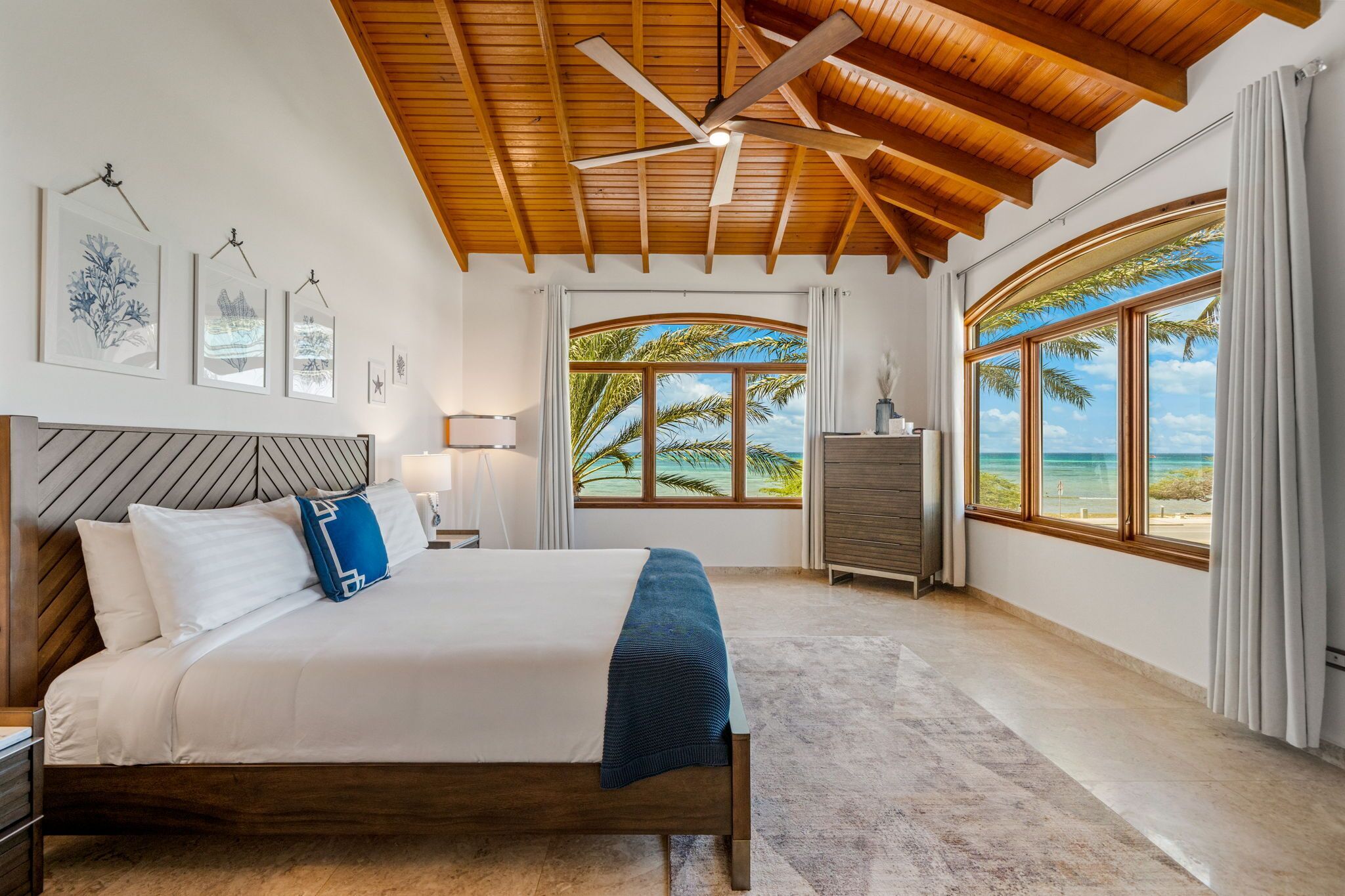5 habitaciones, escritorio y tabla de planchar con plancha 