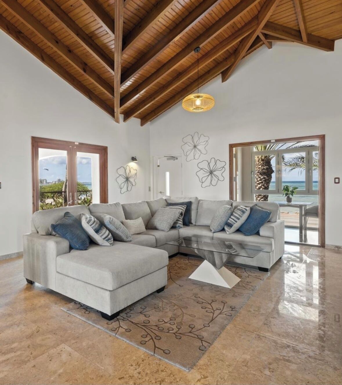 Télévision, livres, espaces bureaux, imprimantes