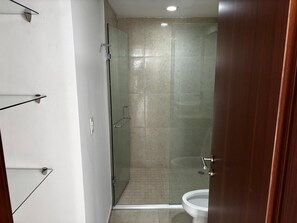 Dusj, håndklær, såpe og toalettpapir