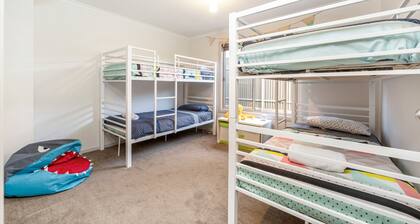 Spacious 3-bed Ground Level Beachside Stay