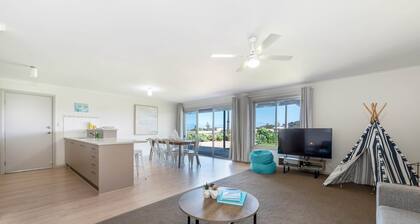 Spacious 3-bed Ground Level Beachside Stay