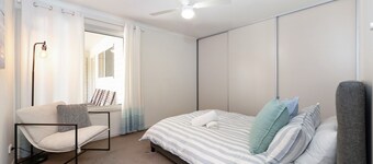 Spacious 3-bed Ground Level Beachside Stay