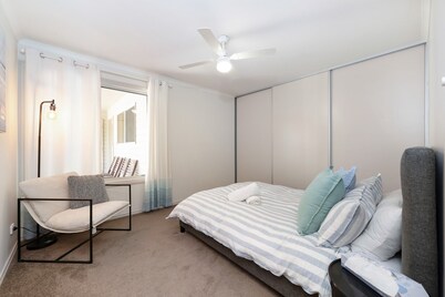 Spacious 3-bed Ground Level Beachside Stay