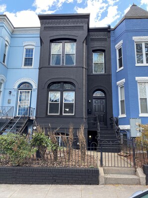 Exterior - Lovely basement apartment in vibrant Washington (Washington)