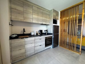 ثلاجة، ميكروويف، فرن، ماكينة لصنع القهوة/الشاي