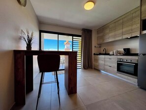 ثلاجة، ميكروويف، فرن، ماكينة لصنع القهوة/الشاي