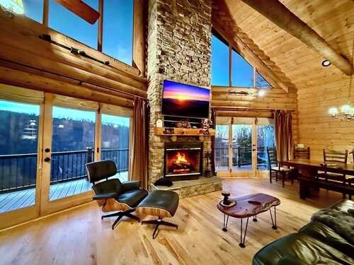 NEW! Elk View Lodge/Beech Mountain Views/Minutes from Skiing/Pets OK/Sleeps 16