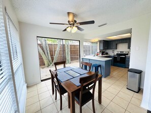 冷蔵庫、電子レンジ、オーブン、コンロ