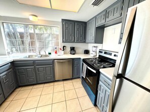 冷蔵庫、電子レンジ、オーブン、コンロ