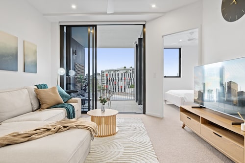 Spacious West End Apartment With Pool & BBQ Access