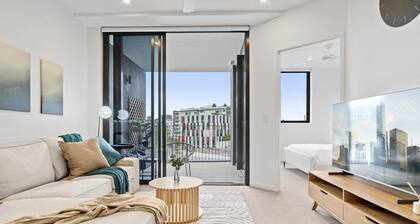 Spacious West End Apartment With Pool & BBQ Access