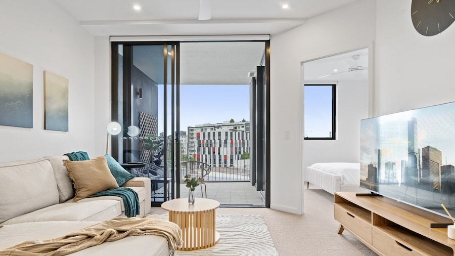 Spacious West End Apartment With Pool & BBQ Access