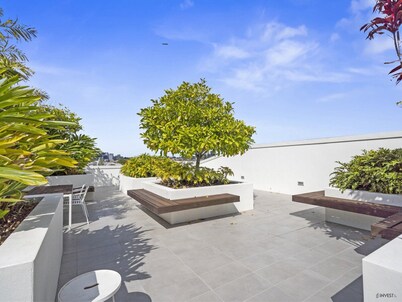 Spacious West End Apartment With Pool & BBQ Access