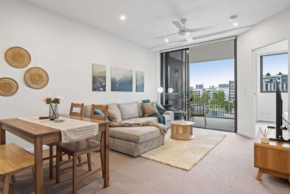 Apartment | Living area - Spacious West End Apartment With Pool & BBQ Access (Brisbane)