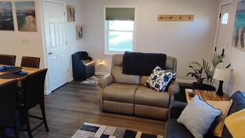 Een smart-tv en boeken