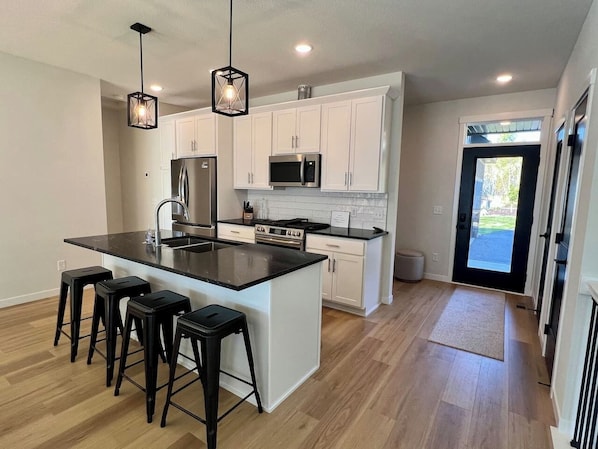 Kylskåp, mikrovågsugn, ugn och spishäll