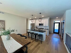 Kylskåp, mikrovågsugn, ugn och spishäll