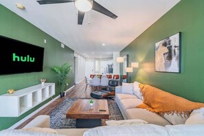 TV, offices - Cozy Stay near ASU | Balcony,Gym,Pool,W/D,Parking (Tempe)