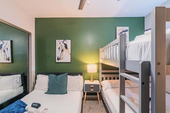 Tabla de planchar con plancha, wifi y ropa de cama 