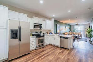 Fridge, microwave, oven, stovetop - Cozy Stay near ASU | Balcony,Gym,Pool,W/D,Parking (Tempe)