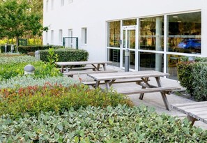 Outdoor dining - B&B Hotel Bordeaux Sud Mios (Mios)