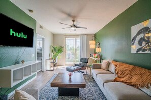 Televisión y oficina 