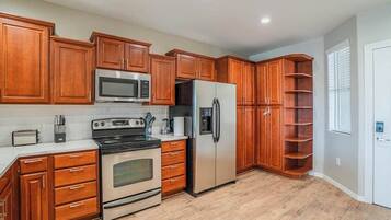 Refrigerador, microondas, horno, placa de cocina