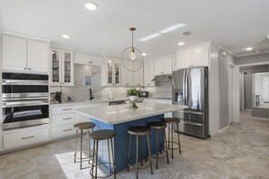 ثلاجة، ميكروويف، فرن، موقد طهي مسطح