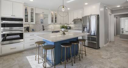 Lakeside Retreat~Updated~Dock Access~Peaceful Views