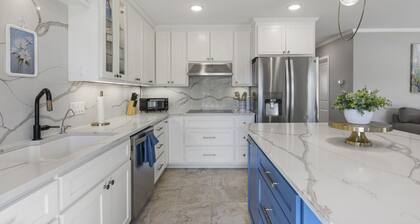 Lakeside Retreat~Updated~Dock Access~Peaceful Views