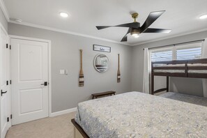 مكتب ومكواة/لوح كي وسرير سفر وواي فاي