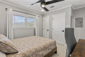 2 soverom, skrivebord, strykejern/-brett og reiseseng for barn