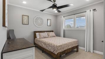 Työpöytä, silitysrauta/-lauta, vauvan matkasänky, Wi-Fi