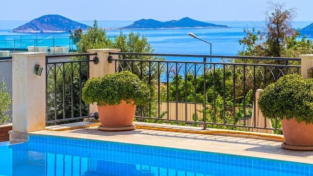 Une piscine avec vue sur la mer et les îles.