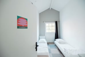 13 habitaciones, escritorio y tabla de planchar con plancha 