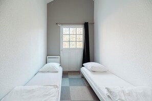 13 slaapkamers, een bureau, een strijkplank/strijkijzer, reisbedje