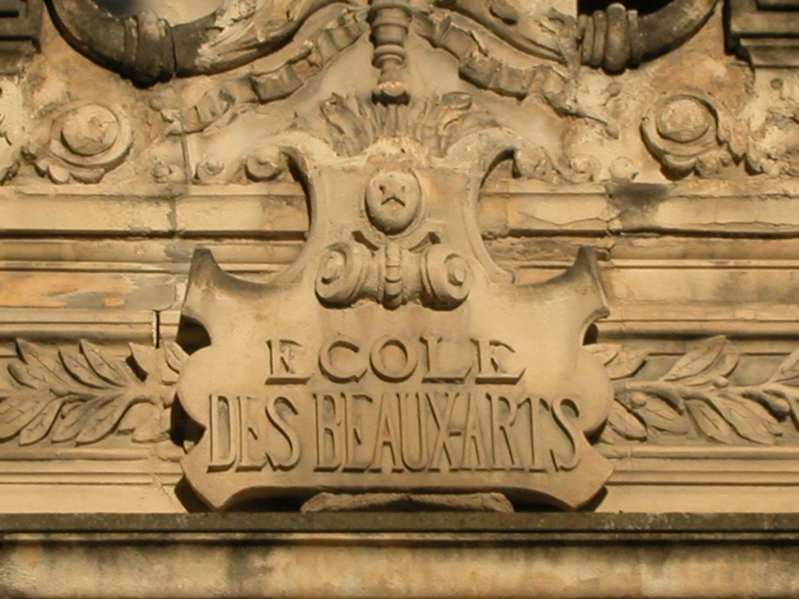 A stone plaque with the inscription "ECOLE DES BEAUX-ARTS".