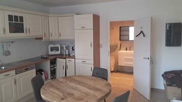 Mikrowelle, Herdplatte, Geschirrspüler