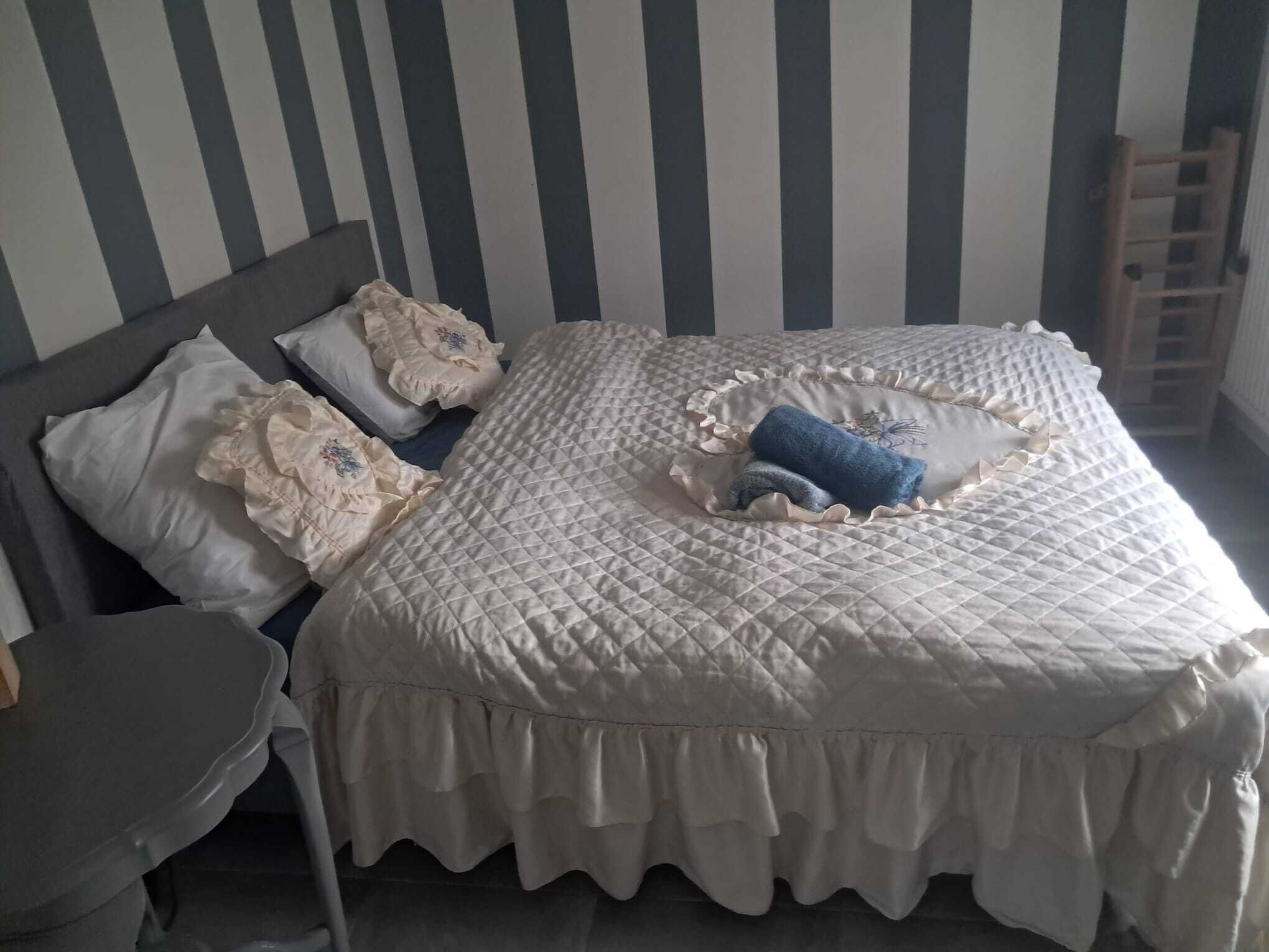 1 slaapkamer, een strijkplank/strijkijzer, internet, beddengoed