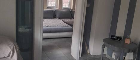 1 soverom, strykejern/-brett, internettilgang og sengetøy