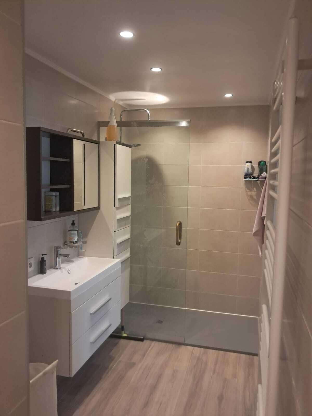 Sèche-cheveux, serviettes fournies, savon, papier toilette
