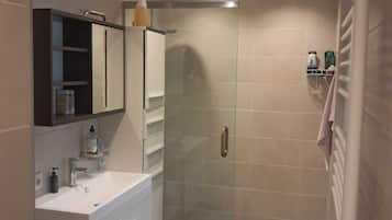SĂšche-cheveux, serviettes fournies, savon, papier toilette