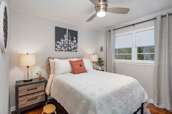 3 chambres, fer et planche à repasser, Wi-Fi, draps fournis