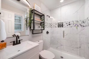 Secadora de cabello, toallas, jabón, papel de baño