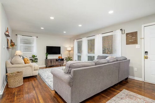 Cozy Brick Ranch near Coliseum & Aquatic Center