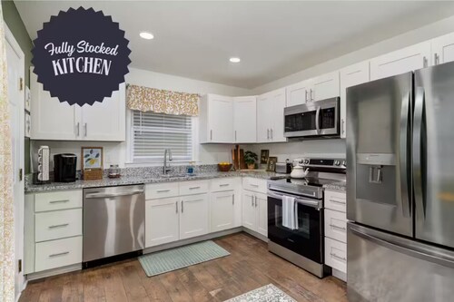 Cozy Brick Ranch near Coliseum & Aquatic Center