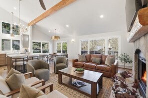 Living area - Renovated Eagle-Vail residence near Beaver Creek (Avon)